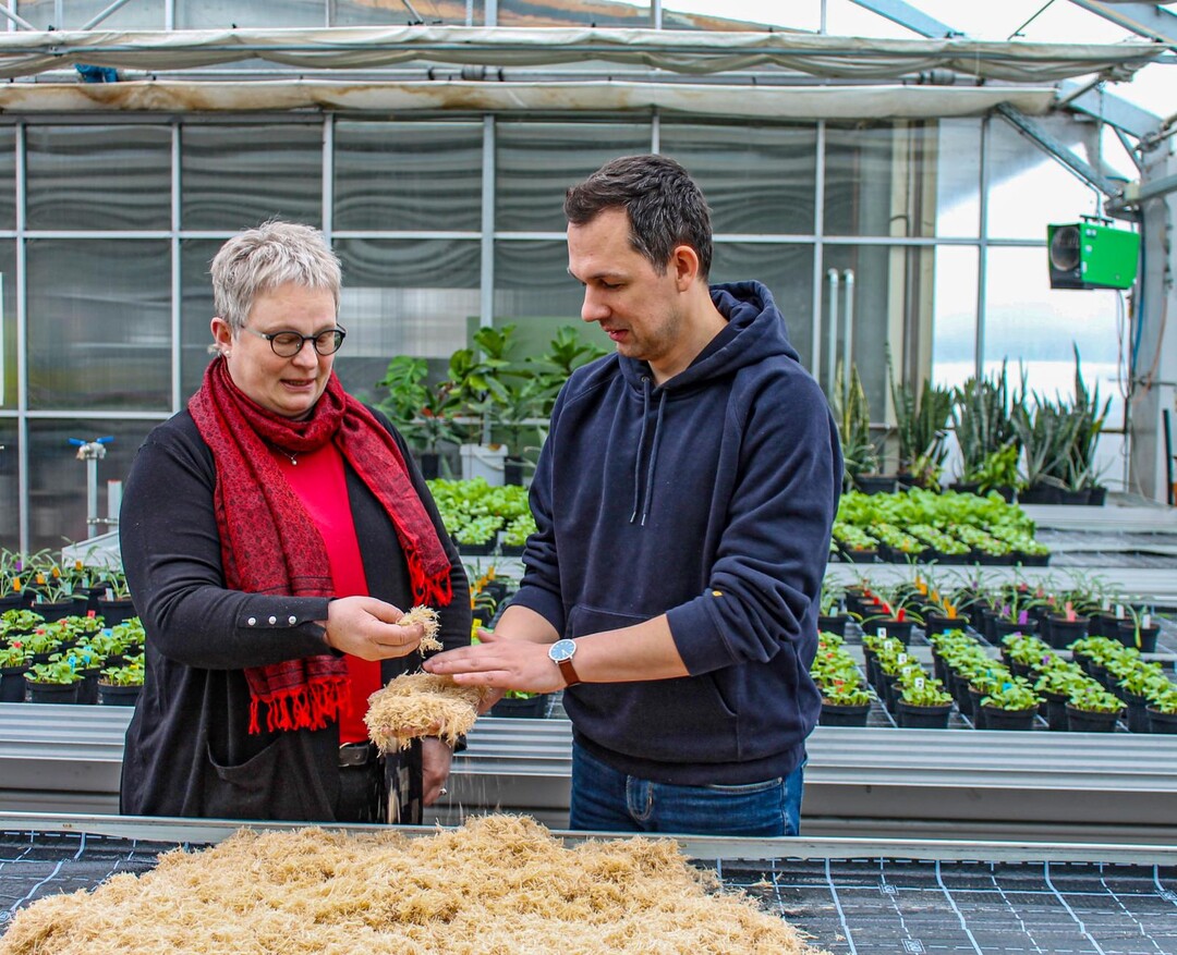 With wood fibers of coarse structure: Diplombiologin Ulrike Fockenberg, Head of Sustainable Product Development and Markus Frerichs, Team Leader Research & Development