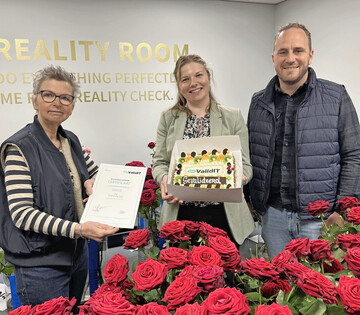 From Left: Janet de Zeeuw (Technical Manager ValidIT) hands over the certificate to Marloes Rodewijk (Coordinator Sustainability Porta Nova) and Stefan van Vuuren (CEO of Porta Nova).