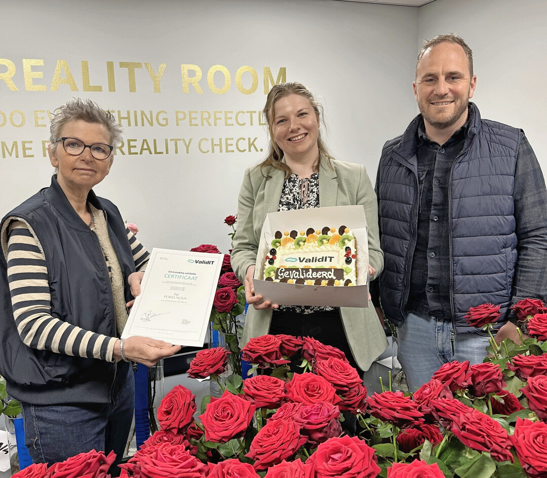 Von links: Janet de Zeeuw (Technische Leiterin ValidIT) �bergibt die Urkunde an Marloes Rodewijk (Koordinatorin Nachhaltigkeit Porta Nova) und Stefan van Vuuren (CEO von Porta Nova).