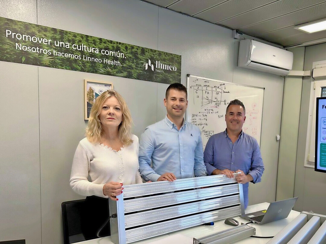 The Linneo Health team with a Bloem Impact fixture. Left to right: Mar Molinero Carrasco, Francisco Javier Mart�nez Abell�n and Sergio Moreno Martinez.
