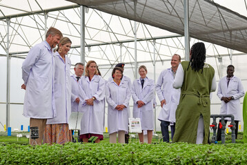 The Royal Couple was introduced to key topics such as energy management, biopesticides, gender equality, and social welfare programs. Additionally, they were guided through the advanced cultivation processes, where hygiene and Integrated Crop Management (ICM) play a crucial role.