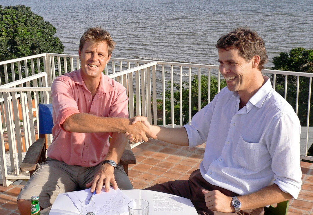 Olav Boenders (left) and Per Klemm signing the contract.