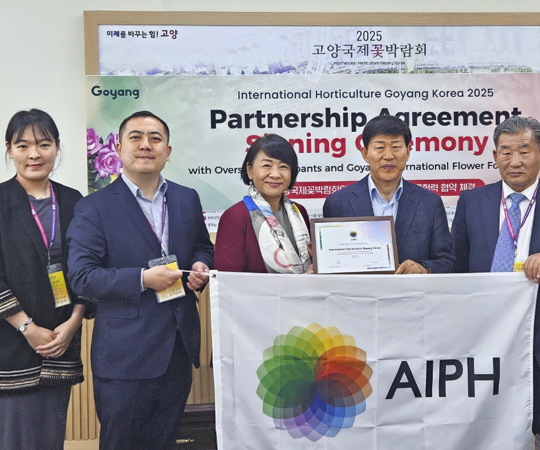 Partnership Agreement: (Left to right) AIPH Media Relations, Ms Diane Lee; AIPH Board Member, Mr Youfei Wang; AIPH Vice President, Dr Holly Peng; GIFF President, Mr Chung Heungkyo; and, KFCA President, Mr Lim Yuk-Taek.