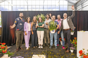 From left at the award ceremony: Michael Perry (presenter and influencer), Ann Jennen (Secretary General Fleuroselect), Marjolein Kuyucu-Lodder (International Product Marketeer Florensis), Friederike van der Boon (Head of Marketing Takii), Johan van Velzen (Grower Takii), Harm Custers (Head of Product Strategy Takii), Hagen Kallne (European Sales Manager Florensis) and Marc Driessen (President Fleuroselect).