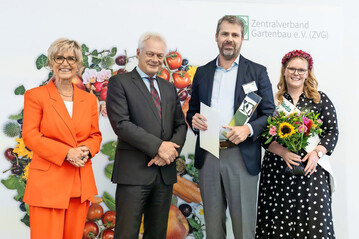 From left: Eva Khler-Theuerkauf, President of the Central Horticultural Association, Federal Minister Alois Rainer, Per Klemm, and Anne-Marie Bals, German Flower Fairy 2024/2025.