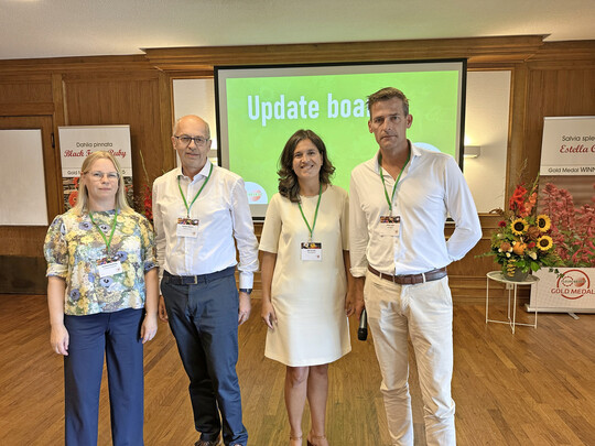 Update Fleuroselect Board of Directors: With Herbert Wehrle (second from left, Graines Voltz) retiring at the end of the year, Peter Laan (right) from Floragran (previously vice-chair) takes over his position as Chair of the Home Garden Department among the Fleuroselect Board of Directors. Reinforcing the group as new Vice-Chair is Veronica Ga°rdestig (left) from Swedish seed business Impecta Fro¨handel.