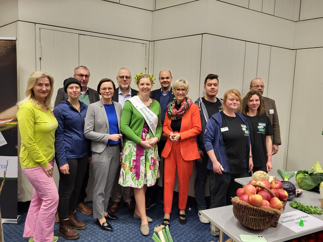 Eva Khler-Theuerkauf (5th from right) with representatives of the participating associations.