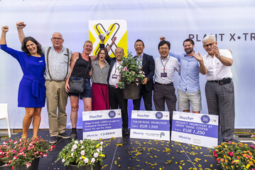 Klaas Droog, Sales & License Manager, Francesca Lanzilotta, Marketing & Communications Manager, Erwin Giezen, Head Communications, Marketing & Trade and colleagues accepted the prize from Fleuroselect President Karol Pawlak (right) and Secretary General Ann Jennen (left).