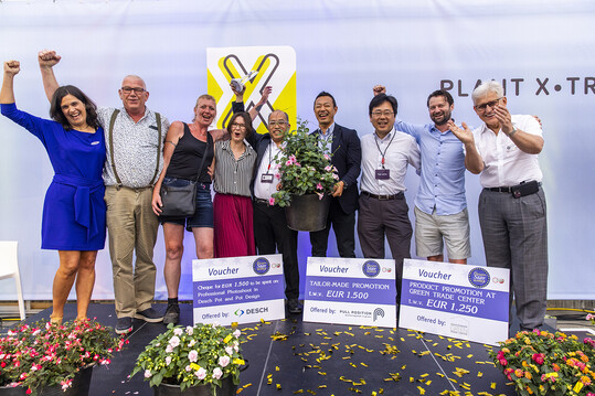 Klaas Droog, Sales & License Manager, Francesca Lanzilotta, Marketing & Communications Manager, Erwin Giezen, Head Communications, Marketing & Trade and colleagues accepted the prize from Fleuroselect President Karol Pawlak (right) and Secretary General Ann Jennen (left).