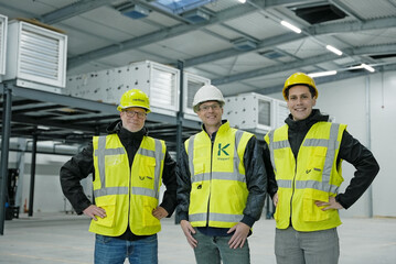 Jasper Jackson (Certhon), Bram Klein (Koppert) and Jaap Weerheim (Certhon) are pleased with the successful installation of the air handling units.