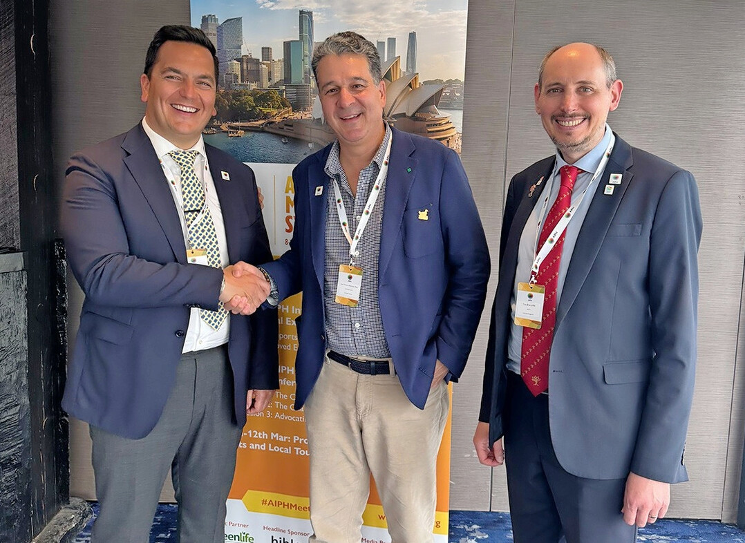 AIPH President Leonardo Capitanio (left) congratulates José Antonio Restrepo Rada following his election to the AIPH Board as Regional Representative for South America. AIPH Secretary General Tim Briercliffe stands alongside.