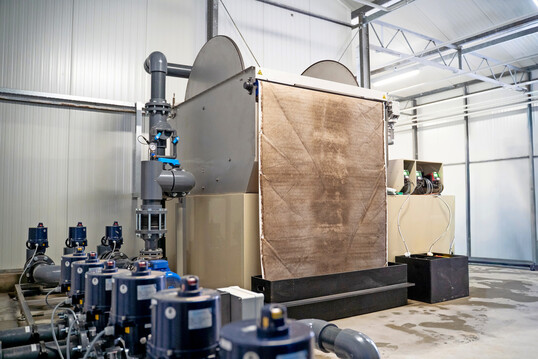 The system is complemented by a belt filter for pre-filtration.