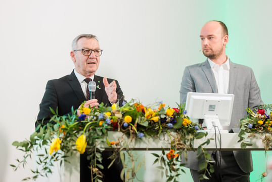 "Sales in the overall market for flowers and ornamental plants were significantly lower last year," emphasised the president of Zentralverband Gartenbau (ZVG), Jrgen Mertz (left).