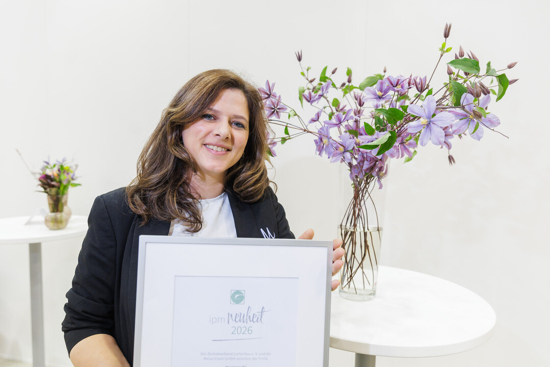 Helena van Achterberg (Marginpar B.V.) presents the Clematis AMAZING�� TOKYO.