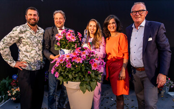 From the left: The evening was moderated by influencer Michael Perry. Hagen Kallne, European Sales Manager and Marjolein Kuyucu-Lodder, International Trade Marketeer (both Florensis) accepted the prize from Fleuroselect Secretary General Ann Jennen and Fleuroselect President Marc Driessen.