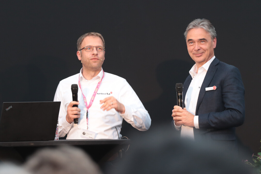 The evening included a presentation of all the plant candidates with questions and answers on stage. Here Selecta one with Dominik Losert (left) and Klaus Gaumann.