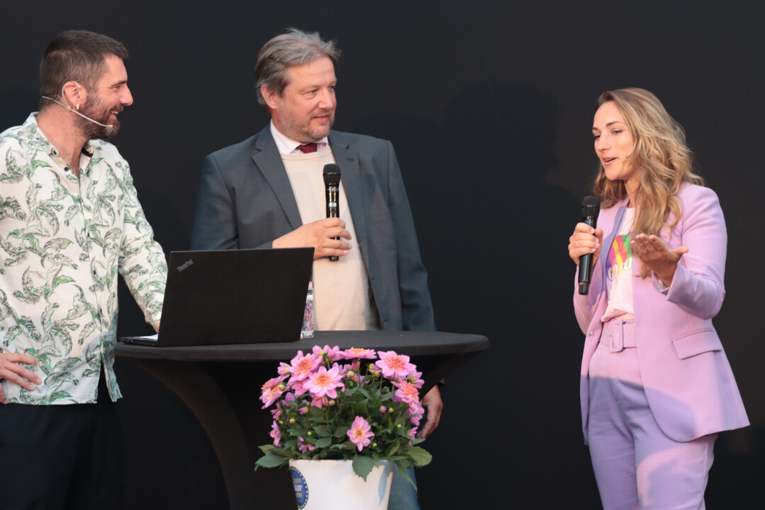 Our colleagues from Florensis also presented their new product - Hagen Kallne and Marjolein Kuyucu-Lodder with presenter Michael Perry.