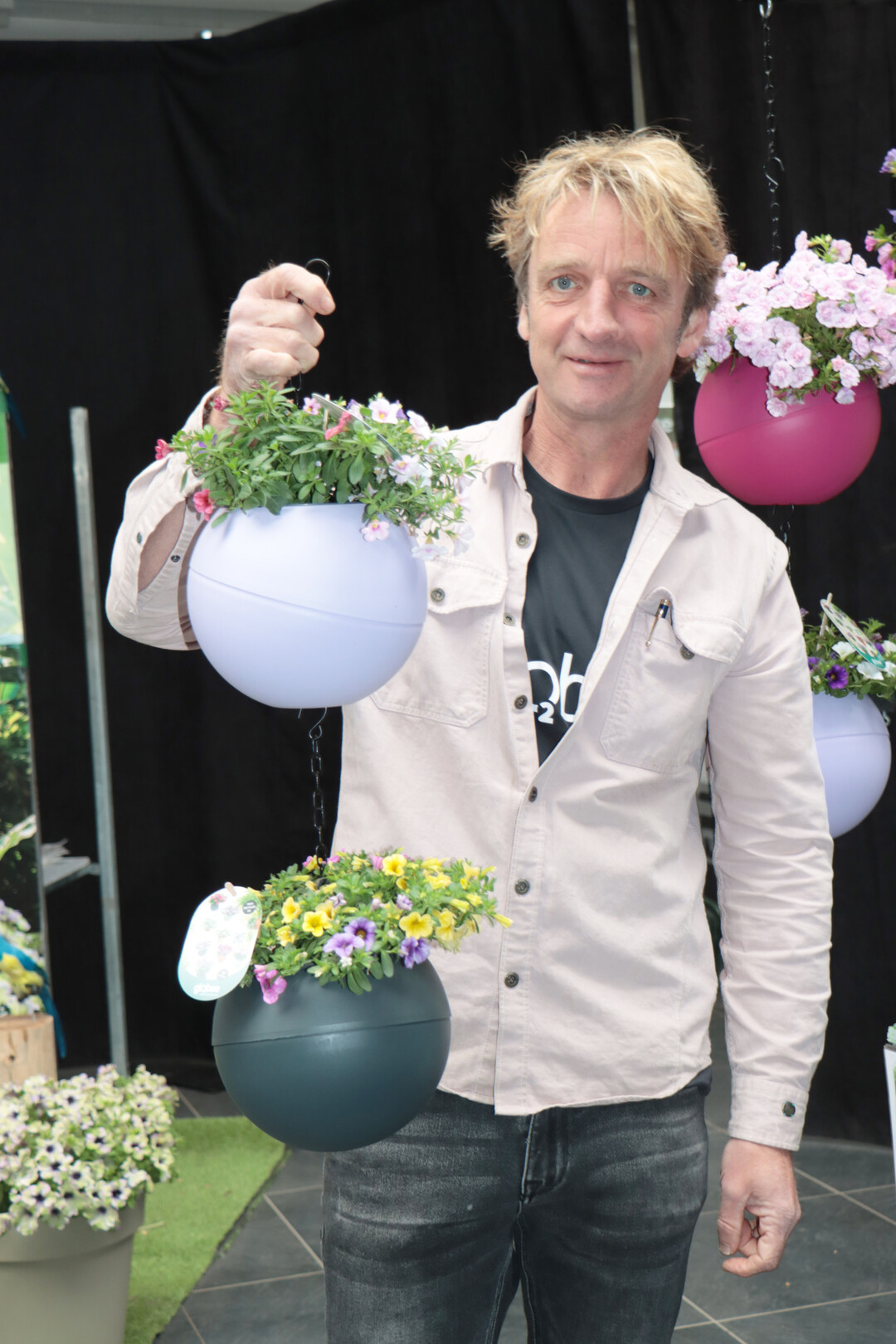 Frank Timmermann shows "Globee", a multifunctional smart pot with a water reservoir that can be hung individually or as a chain or fixed to the wall (
<a href="https://www.floriate.com"  target="_blank" >www.floriate.com</a>
).