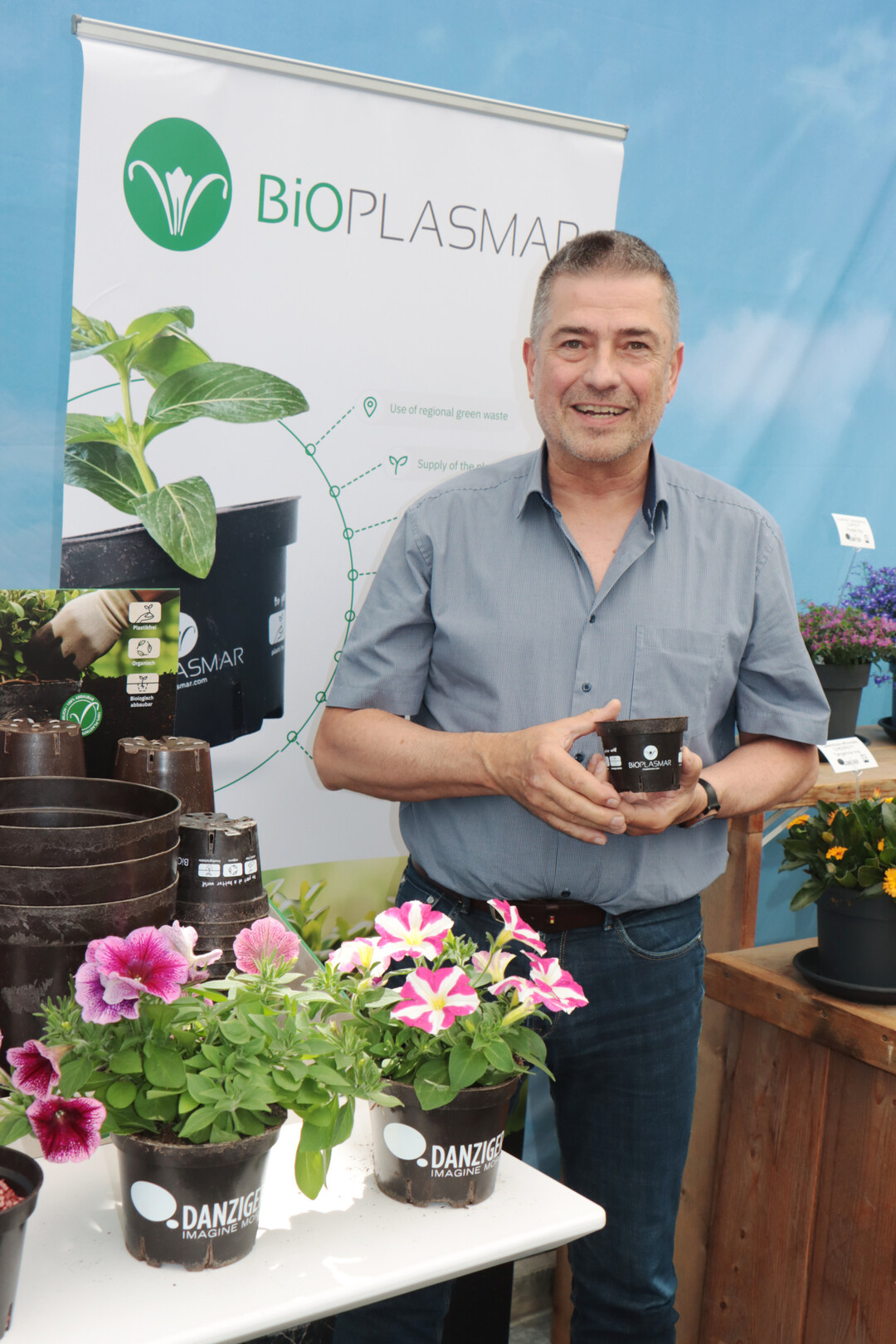 Here and there, pot solutions are also present at the FlowerTrials: Jochen Grfe with compostable pots from Bioplasmar.