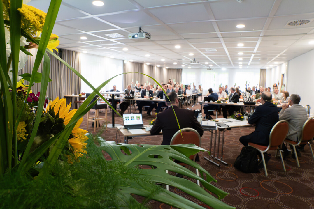 As the highest body of the horticultural insurance company, the members" representatives
meet once a year to decide on fundamental questions of company policy.