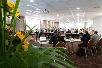 As the highest body of the horticultural insurance company, the members" representatives
meet once a year to decide on fundamental questions of company policy.
