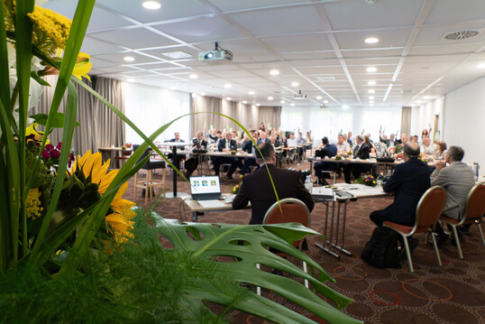 As the highest body of the horticultural insurance company, the members" representatives
meet once a year to decide on fundamental questions of company policy.