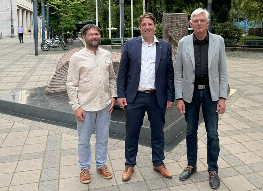 ENA board from left: Mateusz Milczynski, Vice-President; Tim Van Hulle,
newly elected President; Henk Raaijmakers, outgoing President.