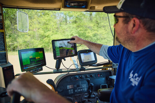 Bayers European Carbon Initiative enables farmers, food processors and retailers to achieve carbon commitments and implement regenerative agriculture practices.