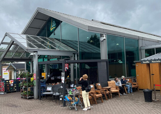 The wide-span extension will be constructed with high performance polycarbonate and insulating sandwich panels on the roof and insulated glass in the facades.