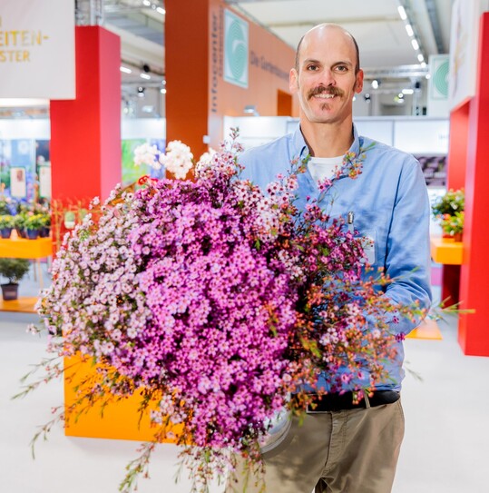 In the cut flower category, the Chamelaucium "Ever Flowering Wax" won the race. The name says it all about this Australian wax flower from Nir nursery in Israel. Wax flowers have long been a popular choice for florists. The "Ever Flowering Wax" impresses with its almost year-round harvest time. This increases the cultivation value of this drought-tolerant variety, breaks harvest peaks and enables a continuous supply to the trade and thus to the consumer.