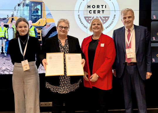 Gramoflor was the first substrate manufacturer specialising in professional horticulture to receive HORTICERT certification. In the picture from left: Katrin Jaeger, Project Manager, Meo Carbon Solutions GmbH, Ulrike Fockenberg, Head of Sustainable Product Development, Gramoflor GmbH & Co. KG, Cornelia Berns, Head of Sub-Department Organic Food Industry, Plant Production, Horticulture, Federal Ministry of Food and Agriculture and Dr Norbert Schmitz, Managing Director Meo Carbon Solutions GmbH.