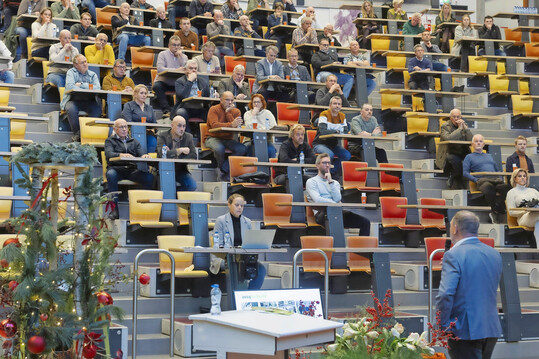 The general meeting took place in the auction room.