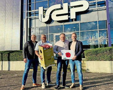 On 28 November 2024 Van der Plas, part of the Floral Trade Group, and rose nursery Porta Nova expressed their intention to switch to the sustainable Red Naomi Futura roses. From now on, some of the roses will be purchased as Futura. For Van der Plas customers, this Red Naomi with the ultra-low carbon footprint of 56 grams of CO2 per stem is immediately available.