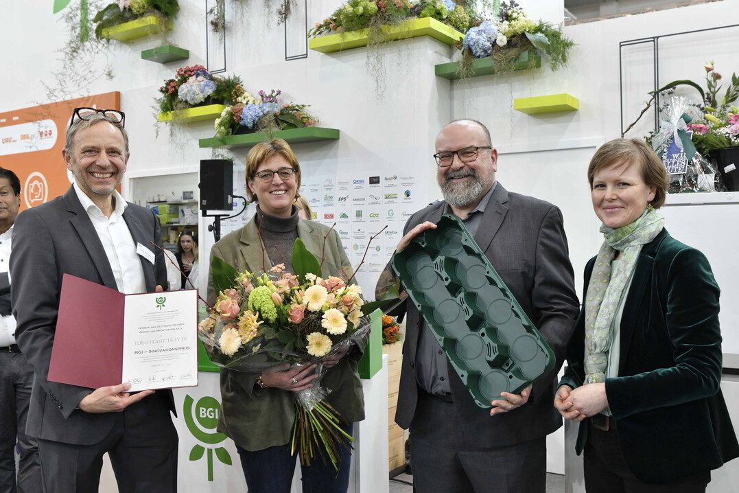 From right: BGI board member Anja Schneider and BGI managing director Frank Zeiler congratulate Flora Späth, board member of Euro Plant Tray eG and Dirk Bansemer, managing director of Euro Plant Tray GmbH on the award at IPM Essen.