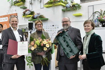 From right: BGI board member Anja Schneider and BGI managing director Frank Zeiler congratulate Flora Spth, board member of Euro Plant Tray eG and Dirk Bansemer, managing director of Euro Plant Tray GmbH on the award at IPM Essen.