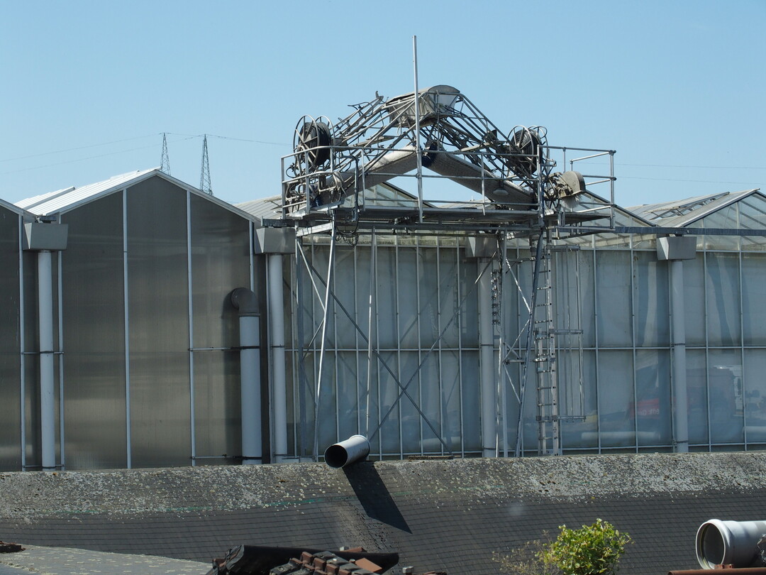 Five automatic roof washing machines keep the houses clean.