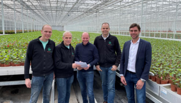  Signing the agreement, from left: Johan van der Houwen, Tom van der Houwen (both HouwenPlant), Ronald van Geest (Floricultura), Marco van der Goes (HouwenPlant) and Niels Kuiper (Floricultura)