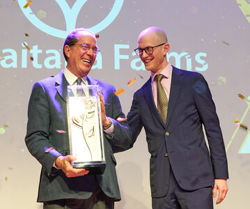 The coveted Gold Rose award was presented to La Gaitana Farms by Daan de Vries, CEO of Headline Sponsor MPS, at the AIPH IGOTY Awards Ceremony 2025 at IPM ESSEN.