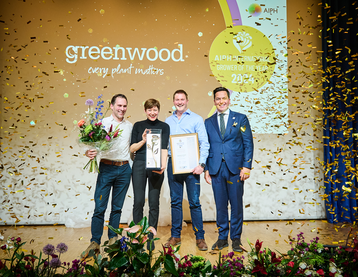 The coveted Gold Rose award was presented to Greenwood Plants by AIPH President Leonardo Capitanio at the AIPH IGOTY Awards Ceremony 2024 on Tuesday 23 January 2024 at IPM Essen, Germany.