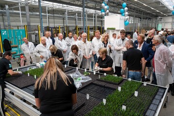 Together with colleagues, partners and clients, HilverdaFlorist officially opened its new production location at Achterweg 62 in De Kwakel with the Future is HERE event on Thursday 22 September 2022.
