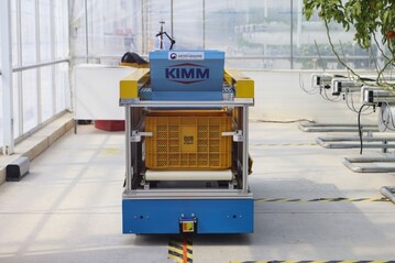 KIMMs new multiple-robot system for harvesting horticultural crops consists of harvesting robots and transfer robots.