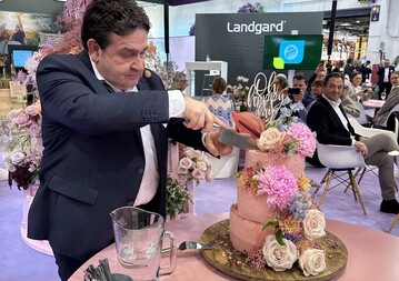 The Landgard growers" cooperative celebrated the anniversary of the "1000 good reasons" initiative with a flowery birthday cake under the motto "10 years as unique as you!". CEO Oliver Mans had the honor of cutting the cake. 