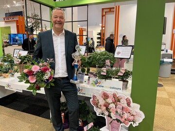 Show Your Colours Award for  Heinje tree nurseries: Managing Director Sebastian Heinje took home the coveted trophy from BIZZ Holland for the hydrangea Hydrangea paniculata "Groundbreaker Blush".<br>