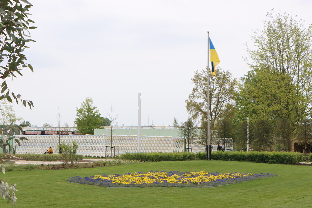 The colors blue and yellow are used to commemorate the people in Ukraine who are suffering from the war of aggression - and to express the wish for early peace.