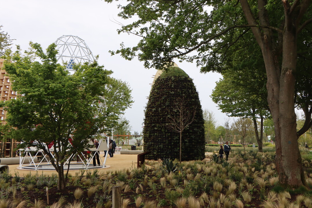 The Desert Nest of Qatar shows the well-known pigeon towers of the country. Traditional shapes are combined with modern techniques and materials on the pavilion. Qatars vision: to transform the desert into the perfect place for green and sustainable cities.