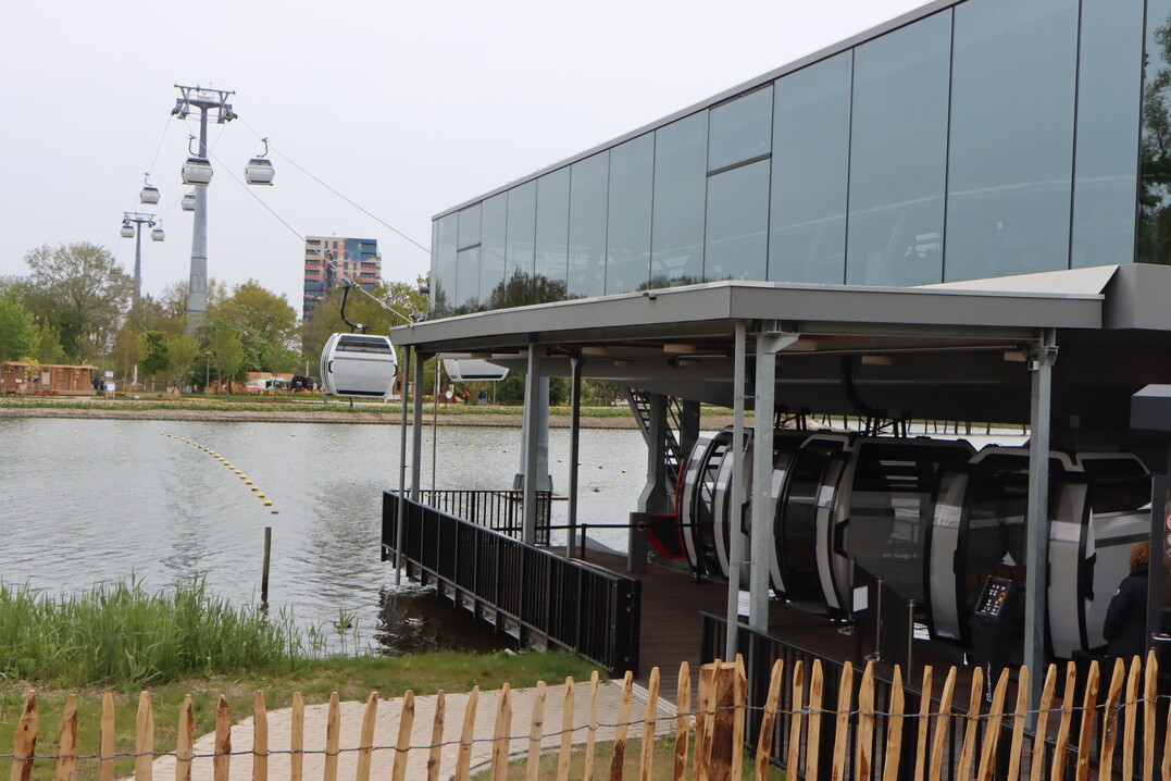 The cable car across the site has a length of 850 meters. From a height of 35 meters you can get a good overview.