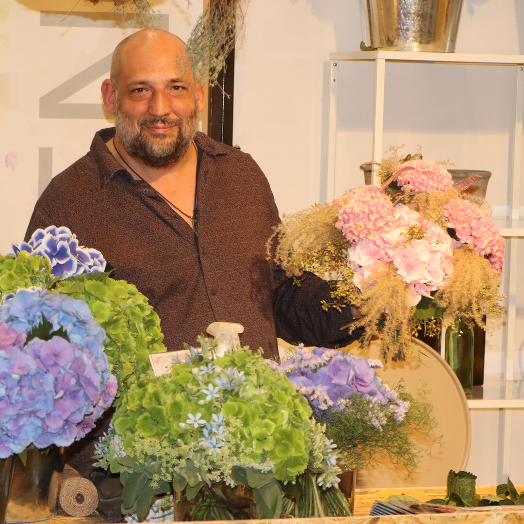 IPM always includes an artistic and creative floristic programme. At the IPM Summer Edition Stefan Prinz, speaker of the Fachverband deutscher Floristen (FdF), put cut hydrangeas in the limelight.