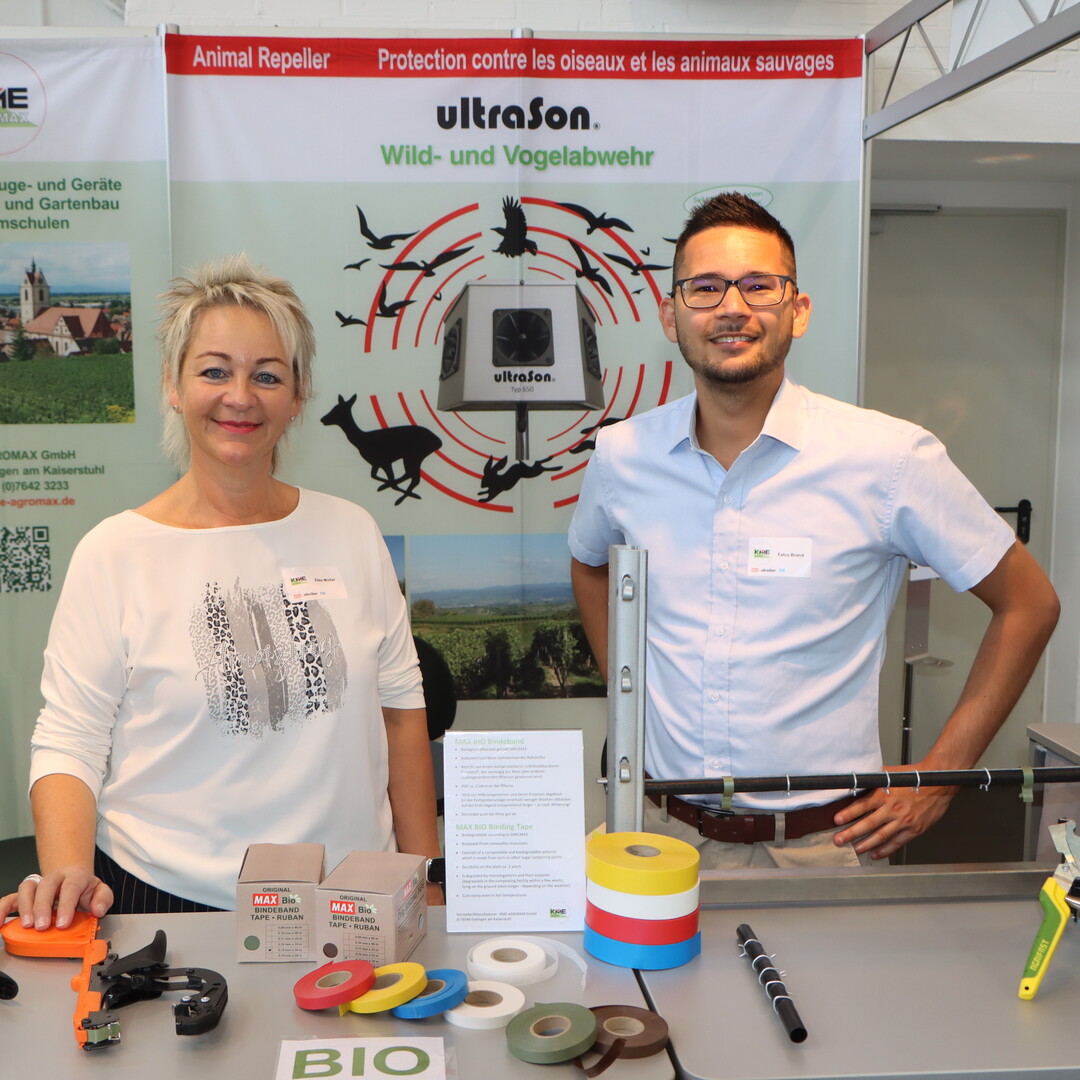 For the exhibitors, the event was a welcome opportunity to point out product innovations. Elke Mller and Falco Brand (KME-AGROMAX Endingen) showed a biodegradable binding tap.