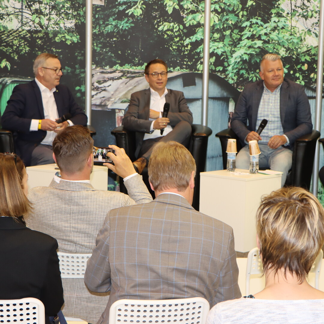 ZVG President Jrgen Mertz contributed to a forum discussion that dealt with the question of the extent to which higher prices make sense in view of rising costs. Also participating in the talk were Sven Hopping (Pppelmann) and Marcus Suchant (from left).