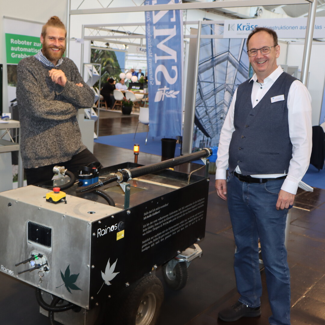 Speaking of graves and watering: This task can also be taken over by the irrigation robot Rainos, which Innok Robotics from Regenstauf showed, on the left Jan Bley, on the right Stefan Obser.